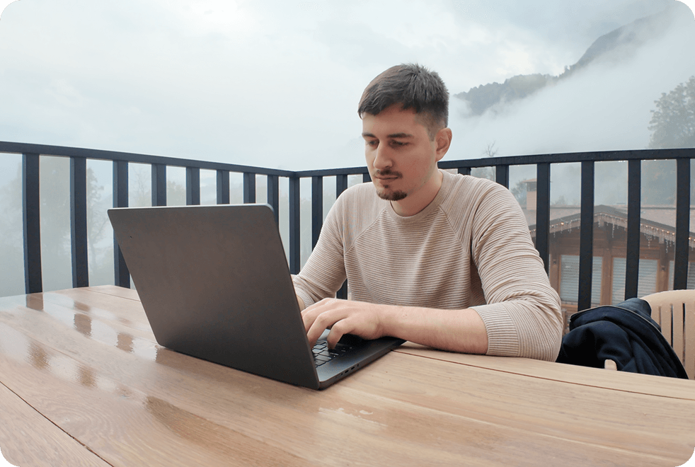 Эмиль Касумов работает за ноутбуком